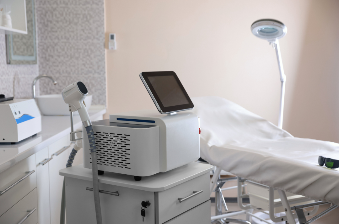 Equipo moderno de depilación láser utilizado en clínica estética de Cali