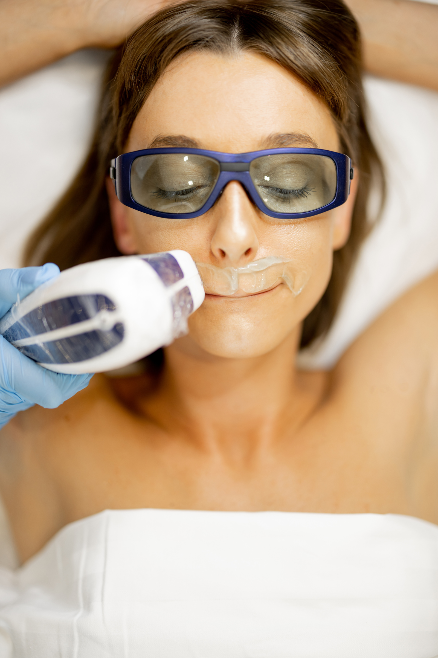 Profesional aplicando depilación láser con equipo médico de alta tecnología en Cali