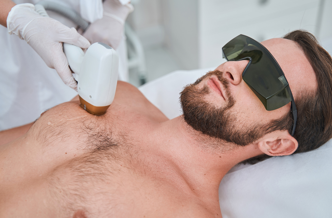 Profesional aplicando depilación láser con equipo médico de alta tecnología en Cali